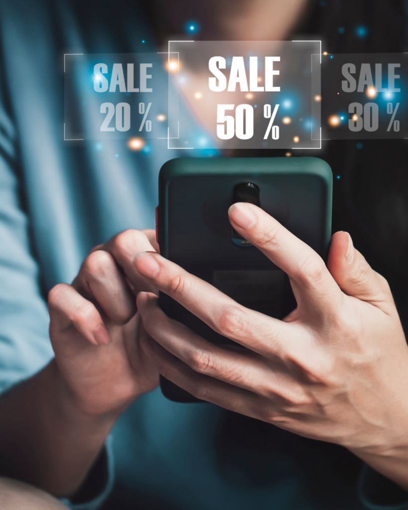 Hände halten Smartphone mit Sale 50% Rabatt Anzeige